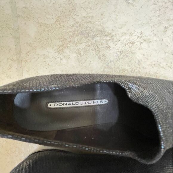 NEW WITHOUT TAGS DONALD J PLINER LOAFERS IN NAVY BLUE EMBOSSED LEATHER - Picture 7 of 7